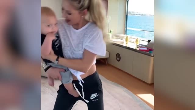 Анна Курникова танцует с сыном на яхте