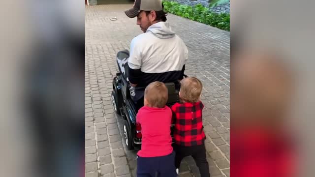 Дети Курниковой и Иглесиаса катают папу на детской машинке