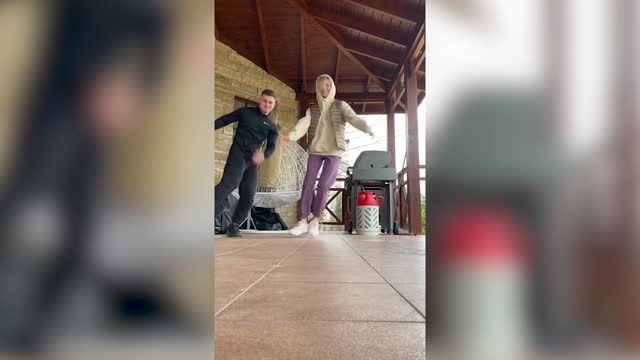 Полина Гагарина веселится под музыку вместе с фитнес-тренером
