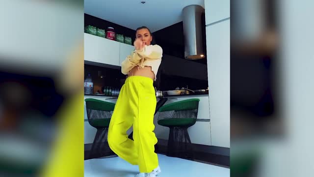 Русская жена Зе Луиша показала эффектный танец на кухне
