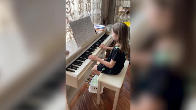 Д. Комбаров показал, как дочь играет на фортепиано