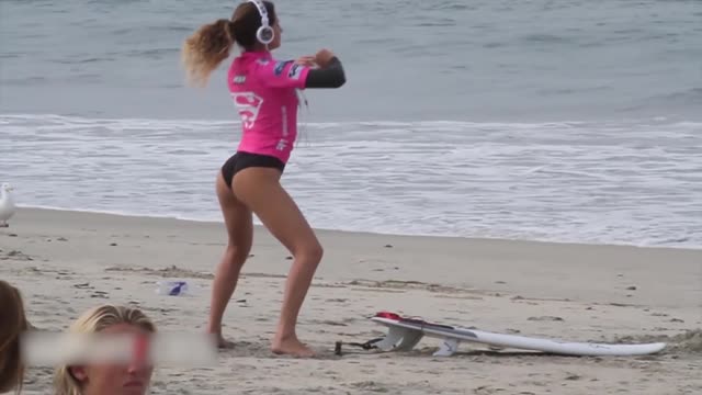 Горячая серфингистка станцевала тверк перед началом соревнований