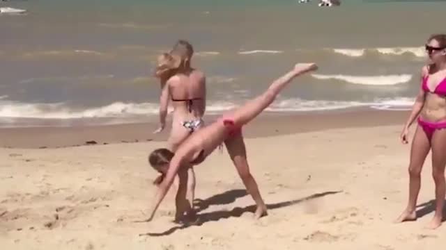 Российские синхронистки в купальниках танцуют на пляже