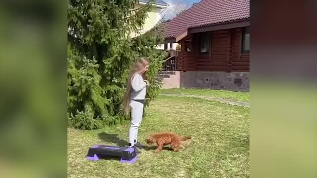 Александра Трусова тренируется с собакой на руках