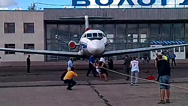 Русский силач сдвинул с места самолёт весом 17,5 тонны