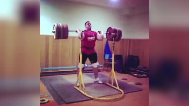 Стронгмен Кокляев поднимает штангу весом свыше 300 кг