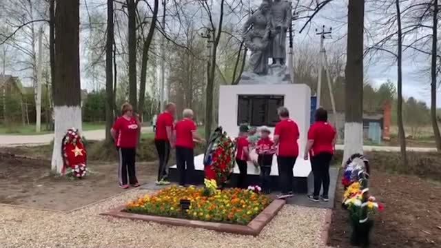 Вяльбе возложила цветы к мемориалу ВОВ