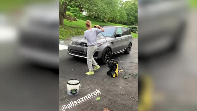 Дочь Олега Знарка помыла машину