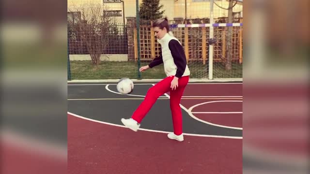 Мария Кириленко показала, как умеет чеканить футбольный мяч