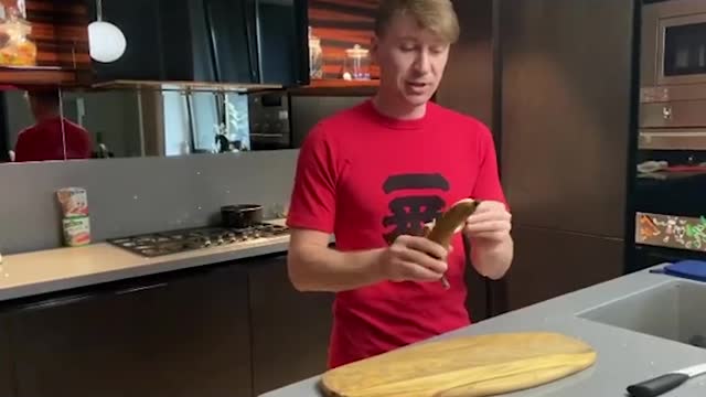 Алексей Ягудин поделился лайфхаком с банановой кожурой