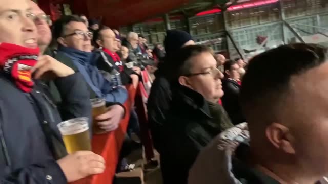 Фанаты «ФК Юнайтед» поют песни на трибунах