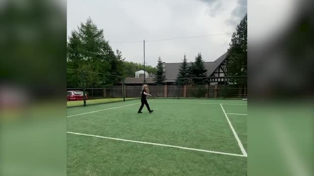 Сын Плющенко исполняет прыжки на теннисном корте