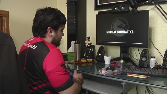 Слепой игрок в Mortal Kombat побеждает зрячих противников