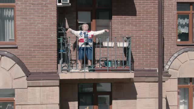 Жители Химок каждый день проводят массовую зарядку на балконах