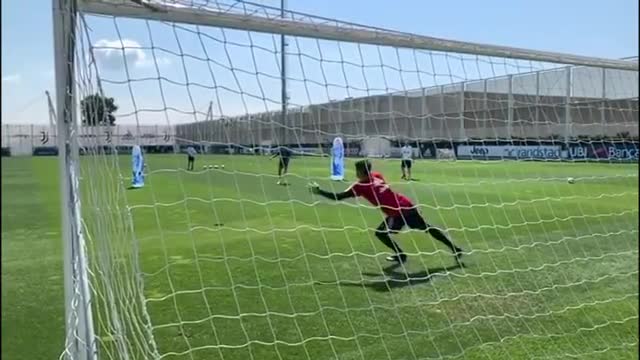 Роналду забивает эффектные голы на тренировке