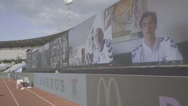 Фанаты «Орхуса» поддерживали команду через экраны на стадионе