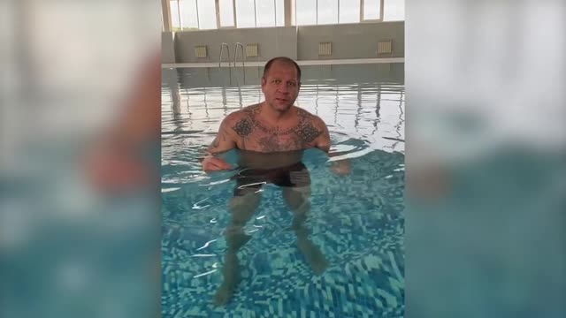 А. Емельяненко тренирует ударную технику в бассейне