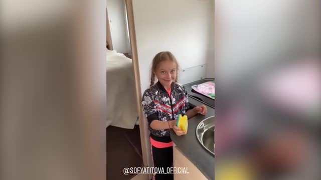 11-летняя фигуристка моет посуду в автодоме Плющенко