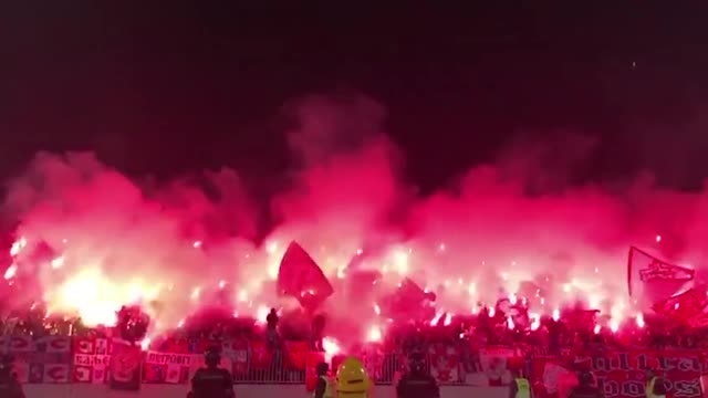 Фанаты «Црвены Звезды» устроили пирошоу на матче с «Партизаном»