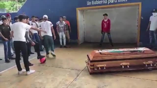 В Мексике погибший футболист «забил» мяч после своей смерти