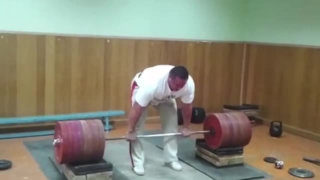 Михаил Кокляев поднимает штангу весом 422 кг