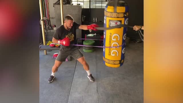 Ковальчук провёл тренировку с боксёрской грушей