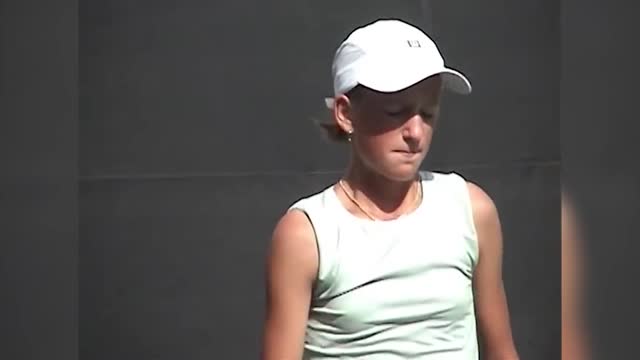 13-летняя Виктория Азаренко расстроилась после поражения