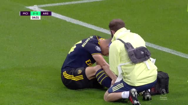 Джака («Арсенал») получает травму в самом начале встречи