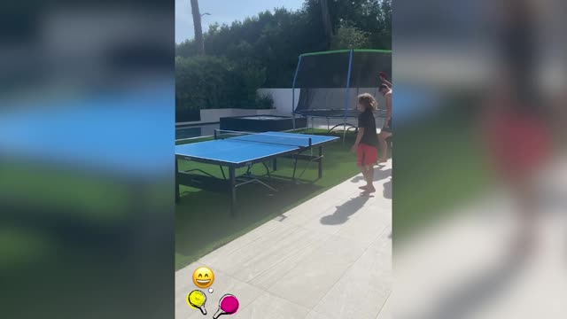 Ковальчук играет в настольный теннис с детьми