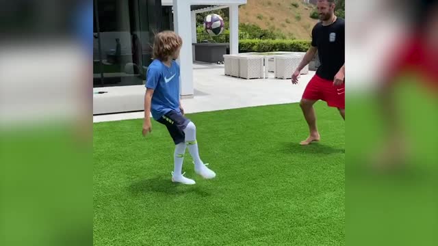 Илья Ковальчук показал, как играет с сыном в футбол