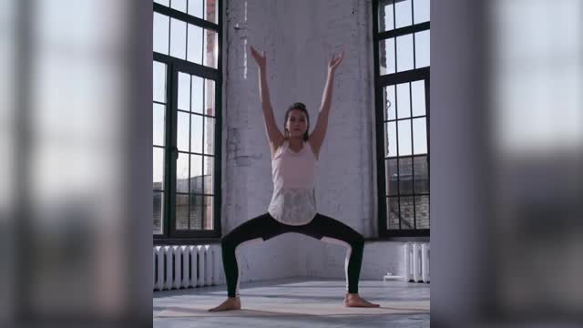 Загитова показала упражнение для йоги