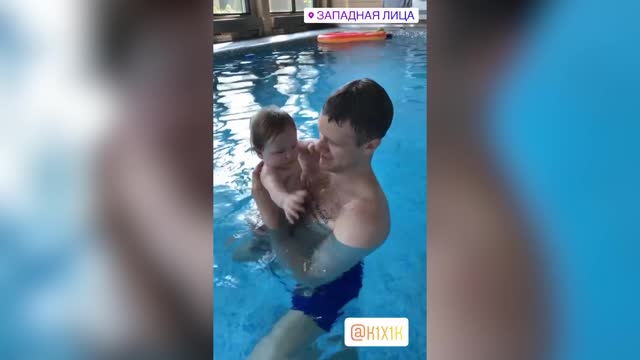 Мария и Андрей Зубковы учат сына плавать