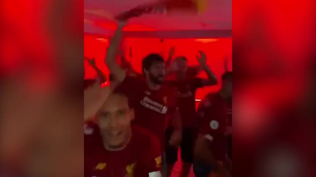 Игроки «Ливерпуля» празднуют чемпионство танцем