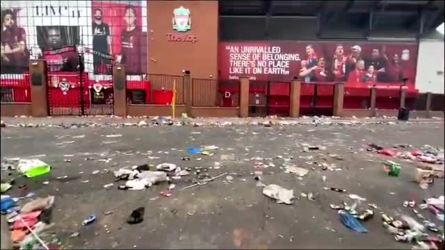 Фанаты «Ливерпуля» оставили груды мусора после празднования