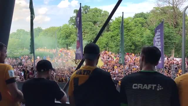 Фанаты «Динамо» Дрезден устроили пирошоу после вылета