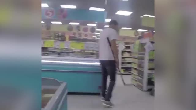 Малкин клюшкой забрасывает продукты в тележку супермаркета