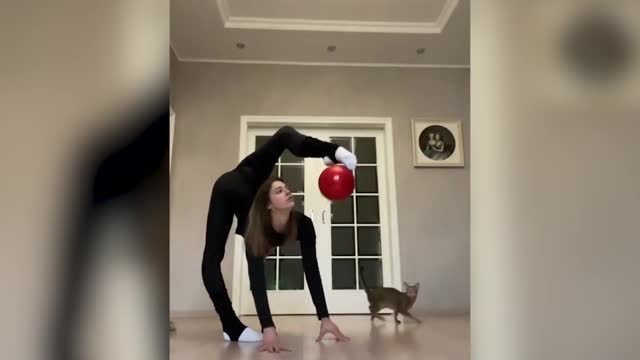 Трюк гимнастки Солдатовой с мячом