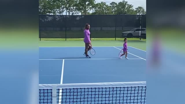 Серена Уильямс сыграла в теннис с дочкой