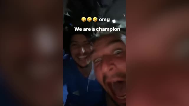 Игроки и тренеры «Зенита» спели чемпионскую песню в автобусе