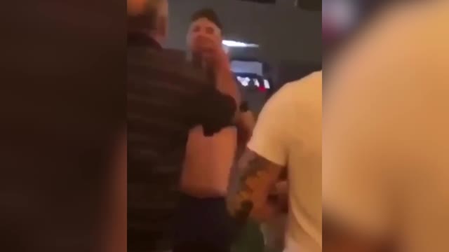 Боец UFC подрался с пожилым мужчиной в баре