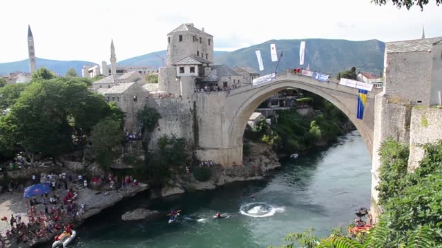 В Мостаре прошли соревнования по прыжкам в воду со Старого моста