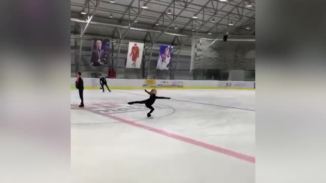 12-летняя Вероника Жилина прыгнула тройной аксель на льду