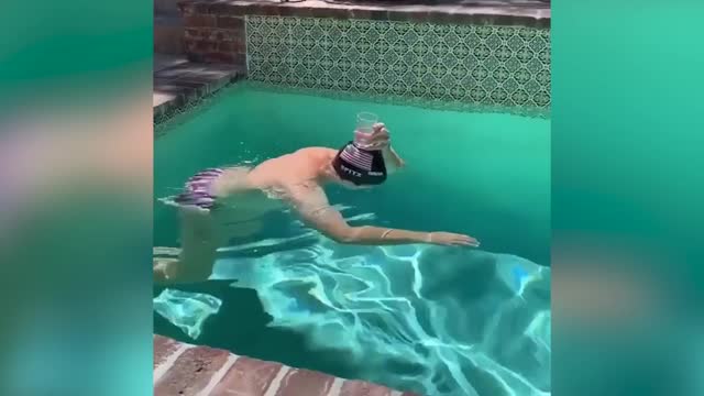 Удивительный трюк 70-летнего чемпиона со стаканом в бассейне