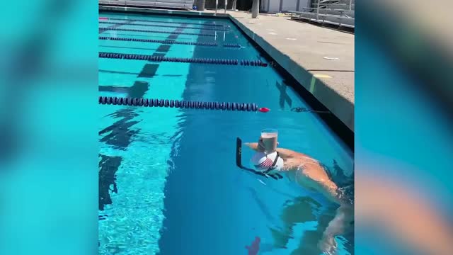 Олимпийская чемпионка проплыла в бассейне со стаканом на голове