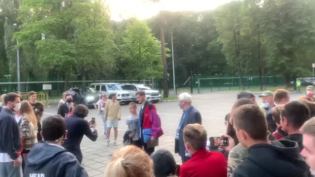 Ал. Миранчук на прощание фотографируется с фанатами «Локо»