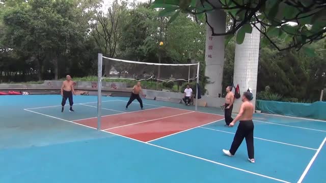 Китайские дедушки покорили соцсети игрой в диаболо-волейбол