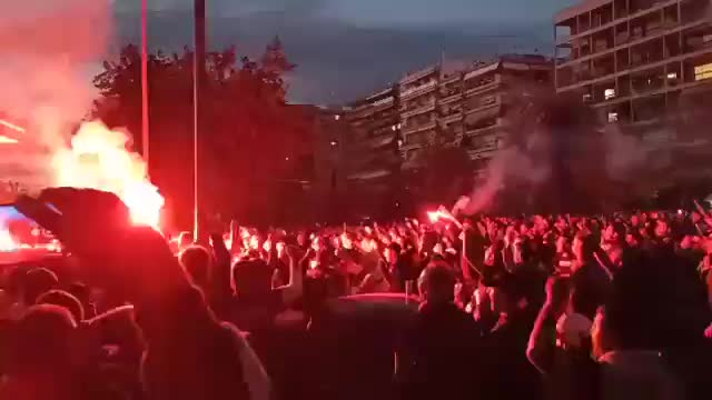 Фанаты ПАОКа устроили огненное шоу перед матчем с «Краснодаром»