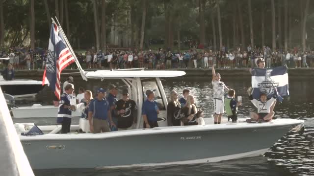 «Тампа» провела парад на катерах в честь победы в Кубке Стэнли