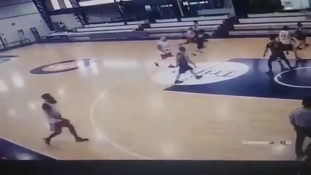 В Уругвае баскетболист избил судью во время матча