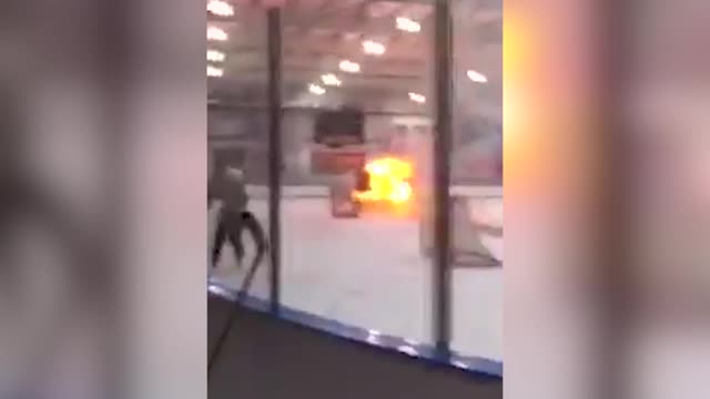 Машина для заливки льда загорелась в США во время работы